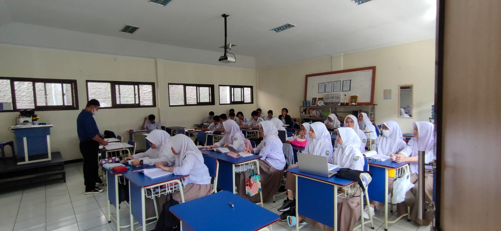 Pengembangan Kompetensi Soft Skills melalui Ekstrakurikuler di Pondok Pesantren Putri Bandung