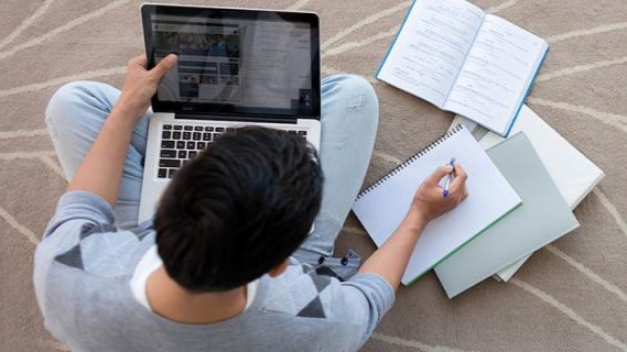 Bagaimana Website Belajar Online Membantu Mengatasi Keterbatasan Waktu dan Tempat?