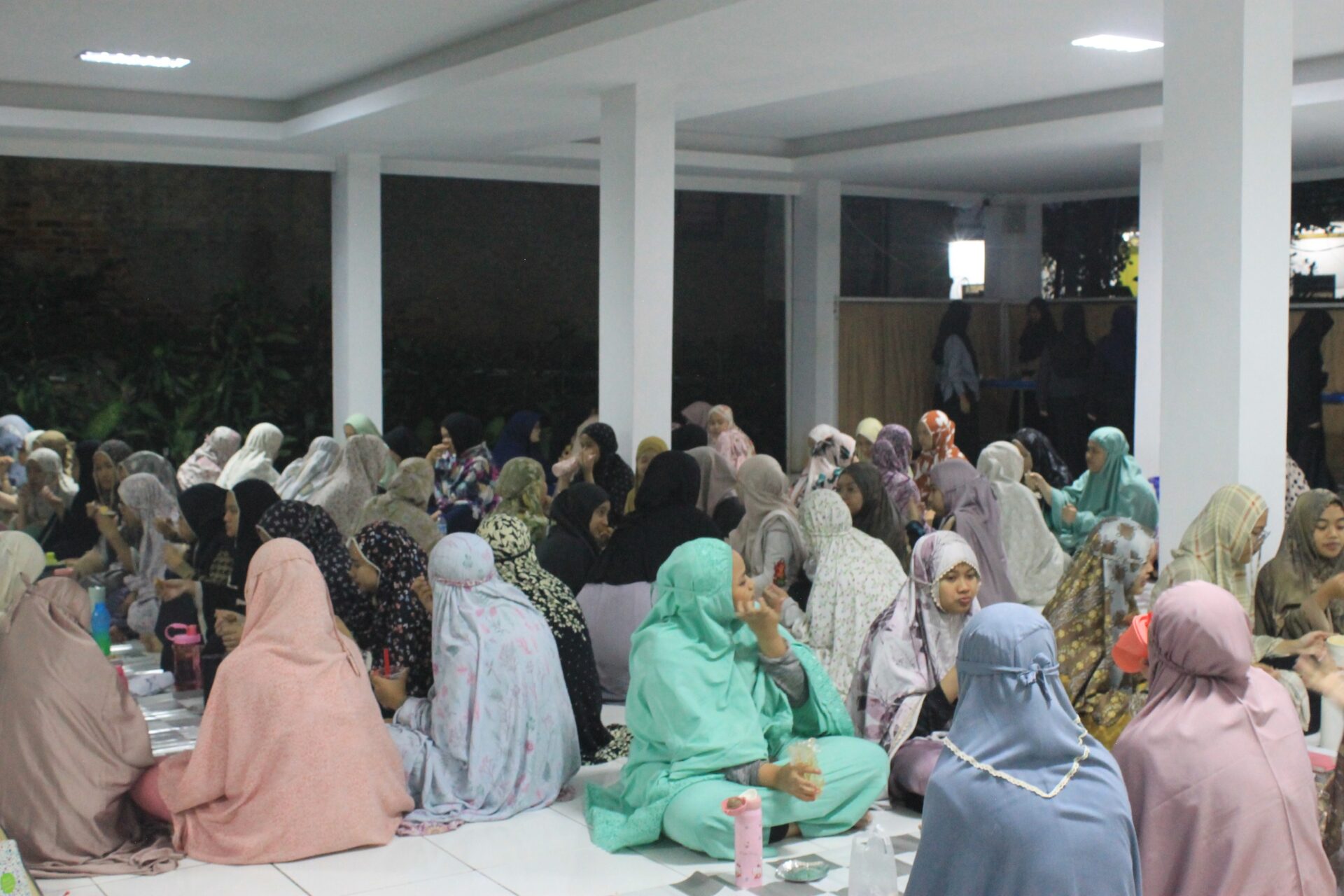 Inovasi Ekstrakurikuler: Upaya Meningkatkan Kreativitas Santriwati di Bandung