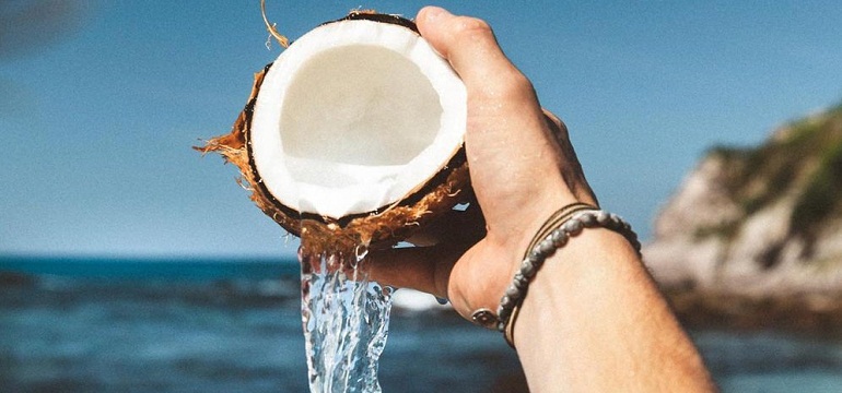Dikenal Sebagai Minuman Kesehatan, Ternyata Air Kelapa Tidak Baik Bagi Penderita Penyakit Ini !