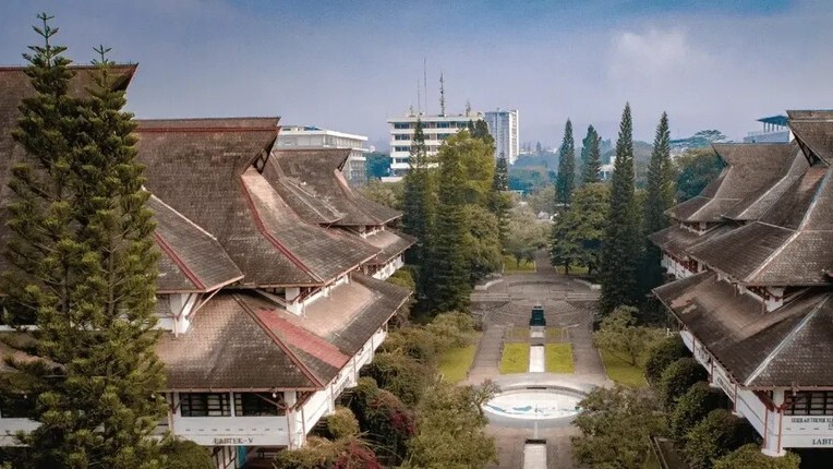 Menilai Biaya Kuliah ITB: Biaya Kuliah ITB vs Universitas Lain