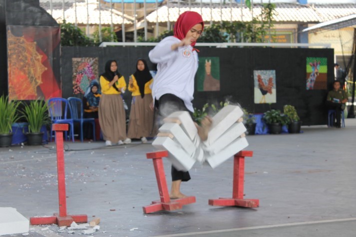 Memupuk Rasa Tanggung Jawab Melalui Ekskul Palang Merah Remaja di Boarding School Al Masoem