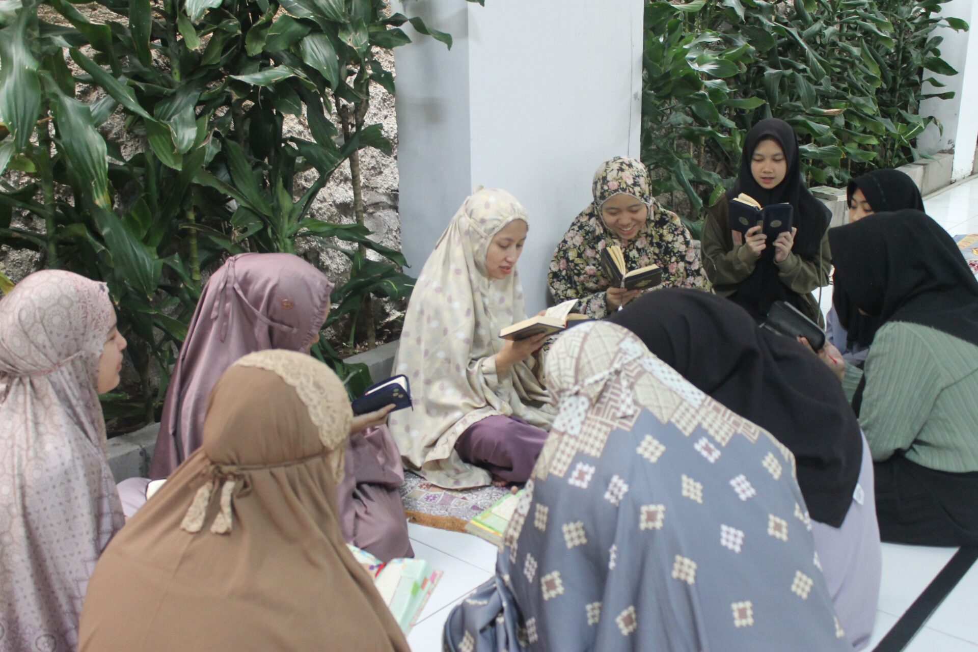 Merajut Solidaritas: Ekstrakurikuler Berbasis Kepedulian Sosial di Pondok Pesantren Putri Bandung