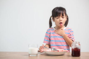 Masalah Tersedak Makanan atau Minuman dan Cara Mengatasinya