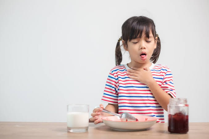 Masalah Tersedak Makanan atau Minuman dan Cara Mengatasinya